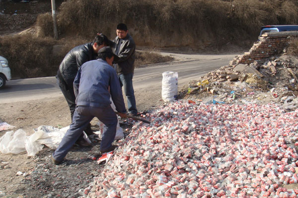 1月中旬，甘肃省兰州市连续发生两起过期电池倾倒事件，环境执法人员迅速赶赴现场调查并进行清理。